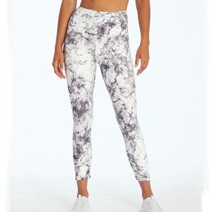 Balance Collection Size M White/Plum Marble Capris